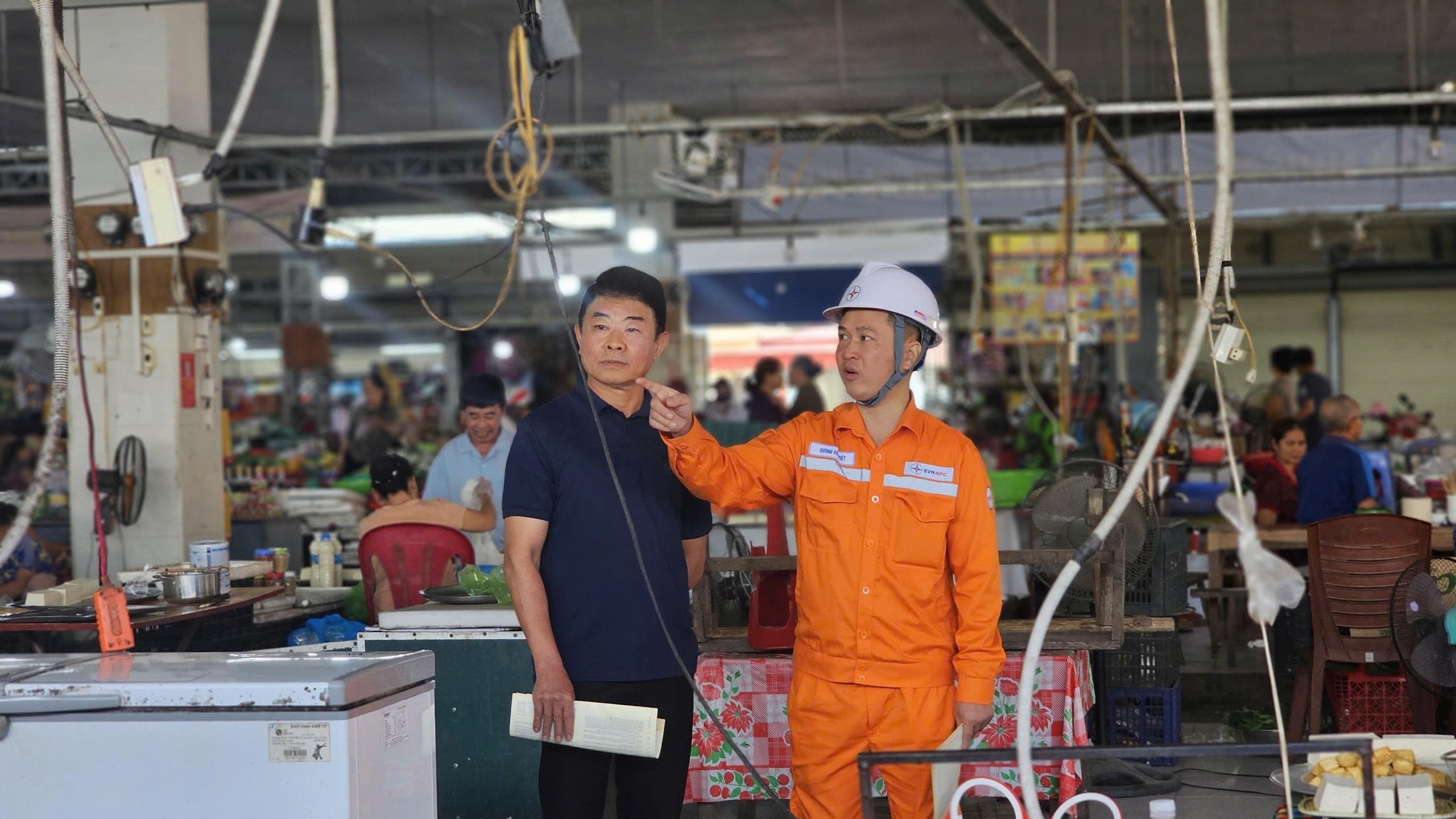 nhan-vien-dl-quang-yen-ctdl-quang-ninh-tuyen-truyen-kiem-tra-an-toan-phong-chong-chay-no-tai-cho-roc-phuong-quang-yen