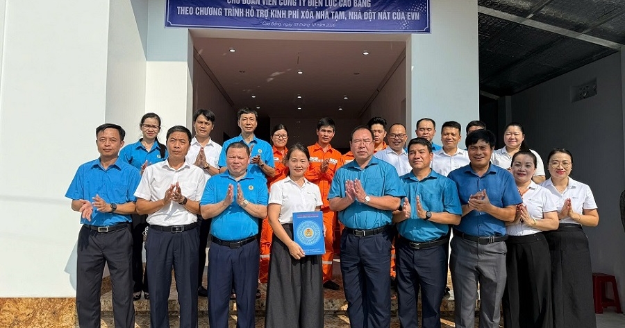Ấm áp nghĩa tình từ chương trình “Xóa nhà tạm, nhà dột nát” của EVN