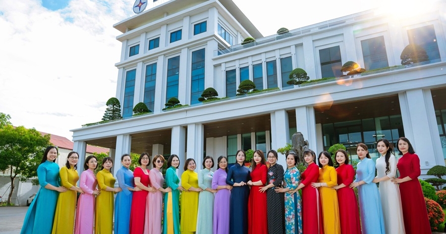 Nữ cán bộ nhân viên Công ty Điện lực Ninh Bình: Giữ vững “mạch công nợ” sau sáp nhập