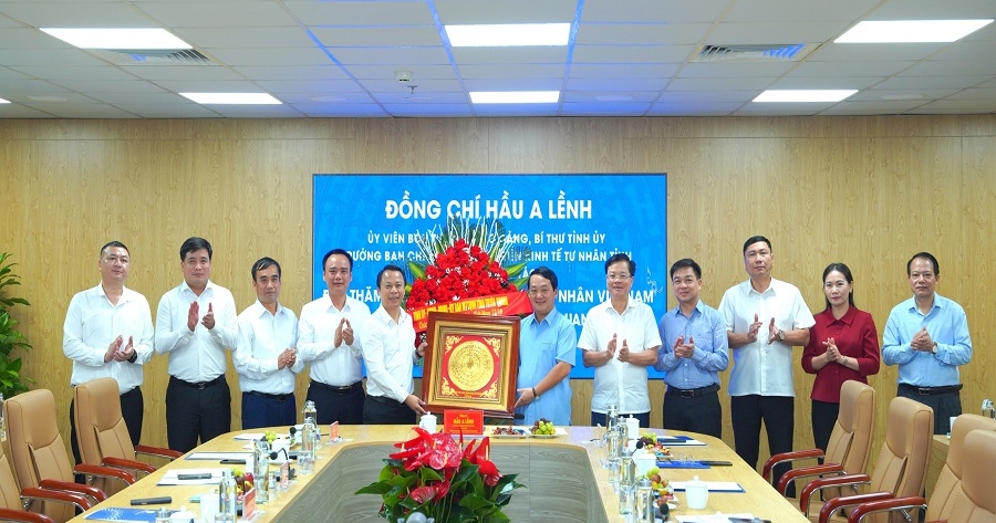 Bí thư Tỉnh ủy Hầu A Lềnh thăm, làm việc với Công ty Điện lực Tuyên Quang nhân Ngày Doanh nhân Việt Nam (13/10)