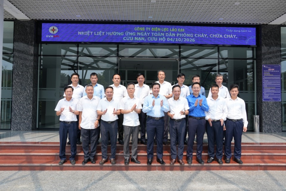 21.6. ĐOÀN CHỤP ẢNH LƯU NIỆM
