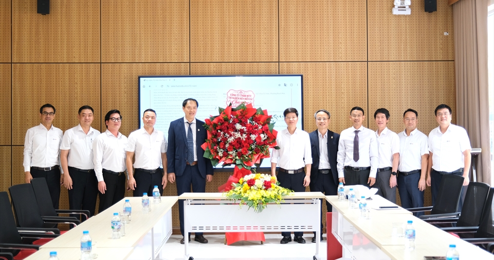 Công ty TNHH MTV Thí nghiệm điện miền Bắc chúc mừng 70 năm thành lập Đại học Bách khoa Hà Nội