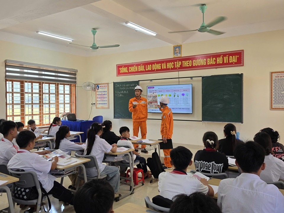 01 Tuyên truyền sử dụng điện trong lớp học