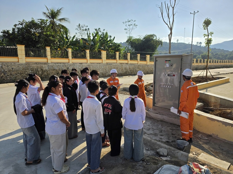 02 Tuyên truyền viên phổ biến an toàn tại các tủ điện