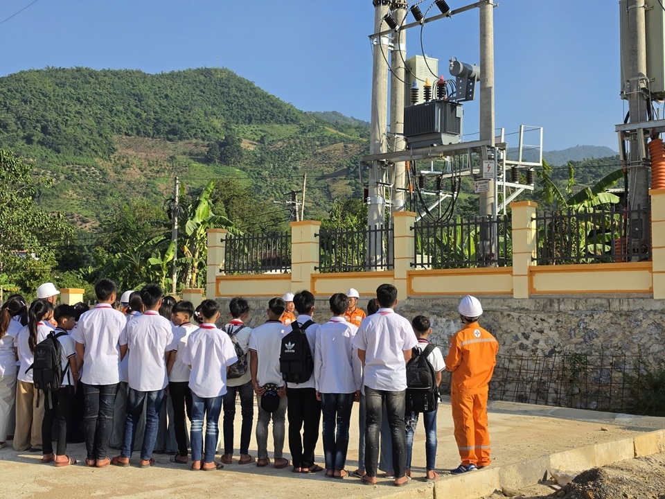 03 Tuyên truyền viên phổ biến các mối nguy gần Trạm biến áp