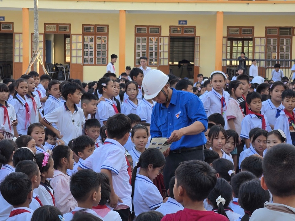 06 Đoàn viên ĐTN hướng dẫn học sinh sử dụng điện an toàn, tiết kiệm