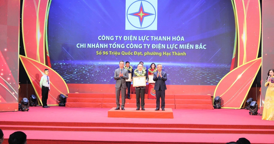 Công ty Điện lực Thanh Hóa được tặng Bằng khen tại Lễ tôn vinh doanh nghiệp, doanh nhân tiêu biểu năm 2026