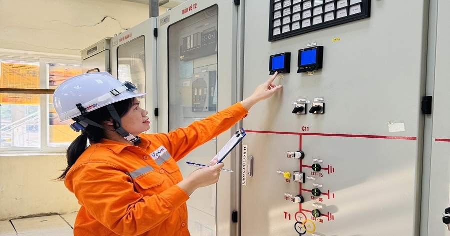 Nữ nhân viên Công ty Điện lực Quảng Ninh trong kỷ nguyên vươn mình: Vững vàng chuyên môn, trọn vẹn yêu thương