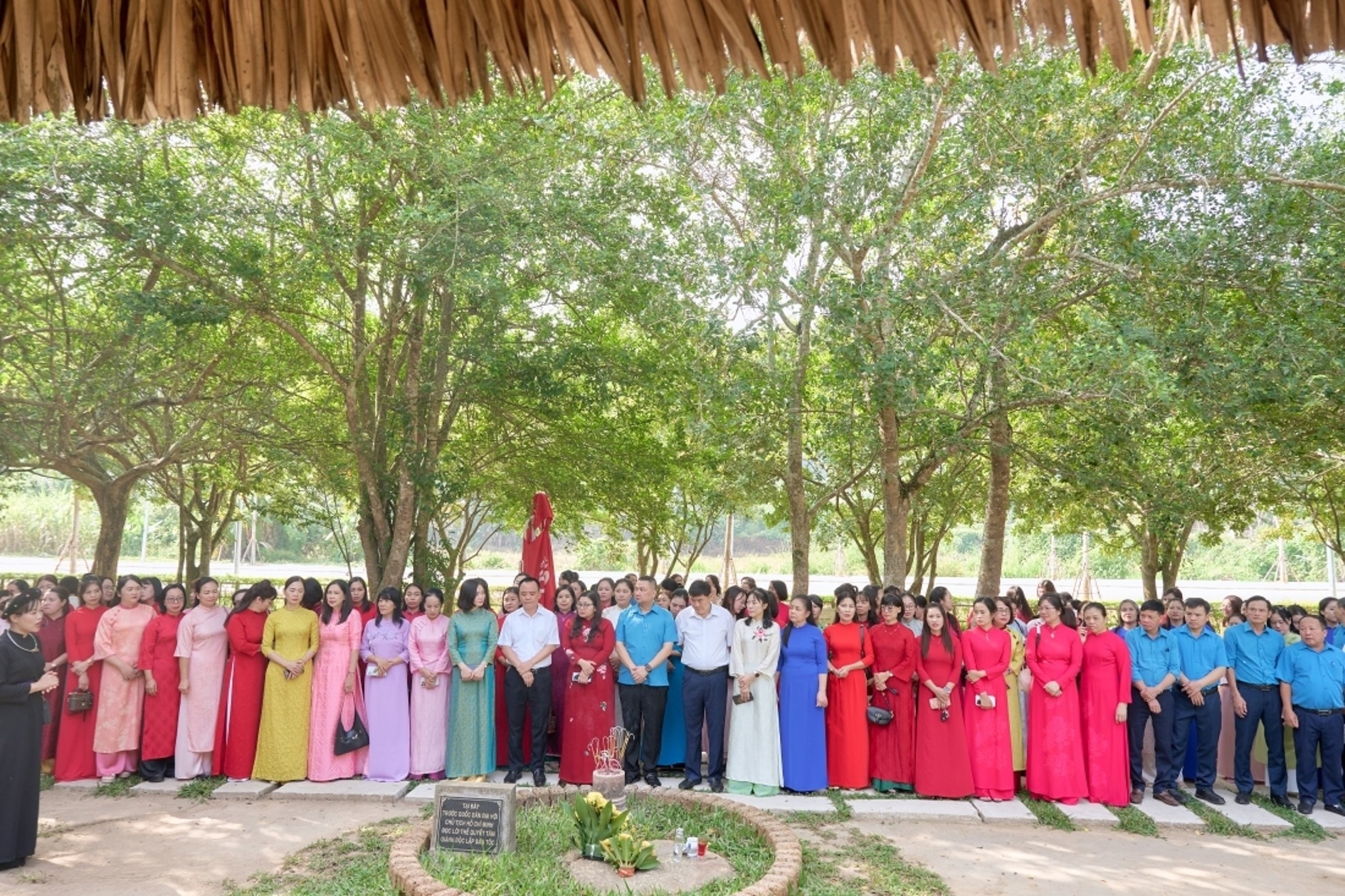 Công ty Điện lực Tuyên Quang dâng hương tại Khu di tích Quốc gia đặc biệt Tân Trào