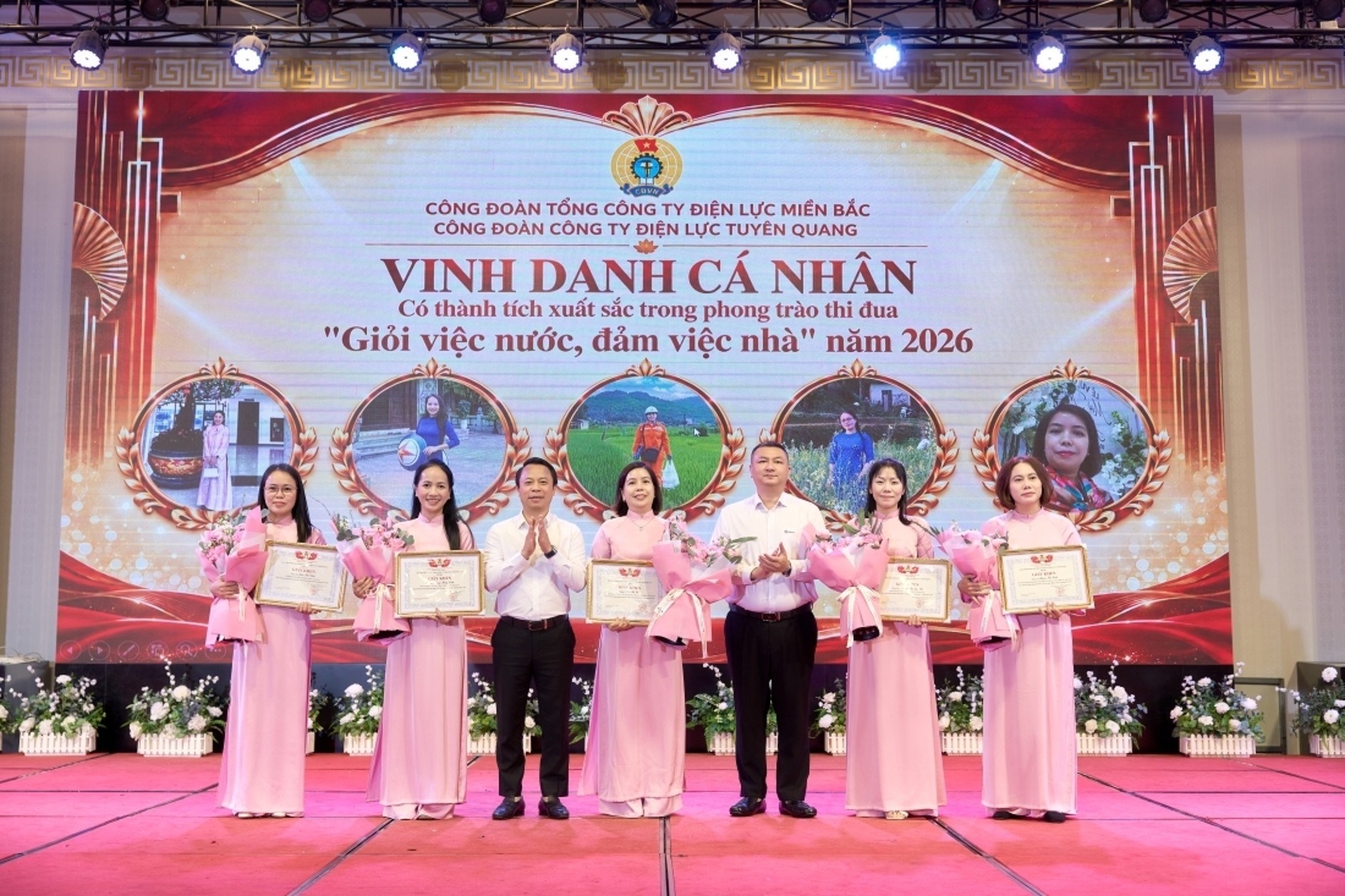 Lãnh đạo Công ty Điện lực Tuyên Quang trao thưởng, vinh danh các nữ cán bộ, công nhân viên tiêu biểu trong phong trào thi đua “Giỏi việc nước, đảm việc nhà”, nhân dịp kỷ niệm Ngày Phụ nữ Việt Nam 2010.