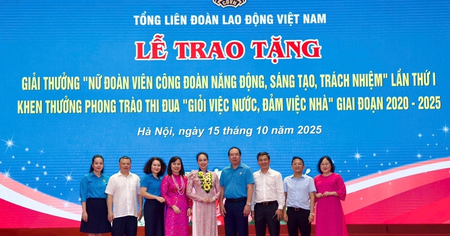 Công đoàn EVNNPC được tặng Cờ thi đua về công tác vận động nữ CNVCLĐ giai đoạn 2010 - 2025